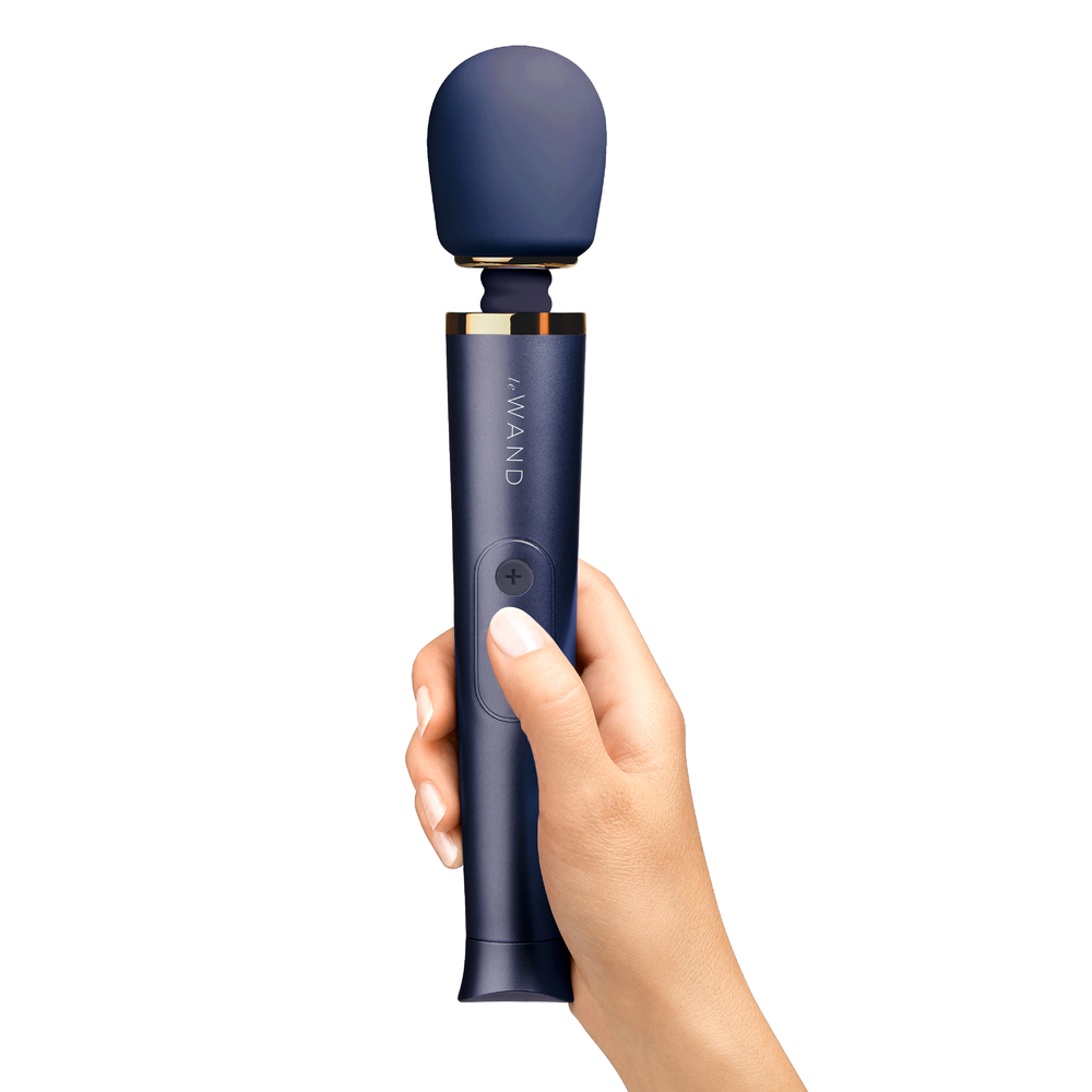 Le Wand Petite Rechargeable Vibrating Wand Massager image 4